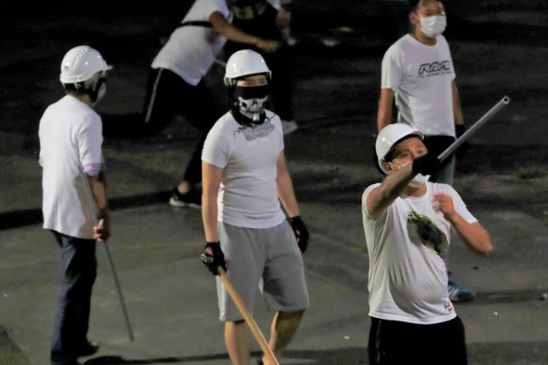 香港风波不断：昨夜地铁遭不明白衣团体袭击